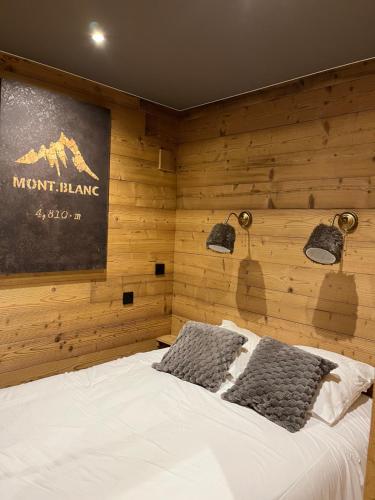 En eller flere senge i et værelse på Les Appartements de Maé