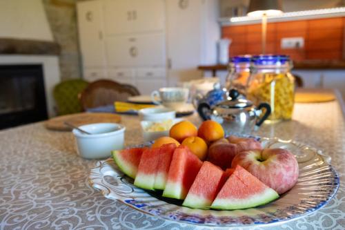 une assiette de fruits assise sur une table dans l'établissement Cascina Zan, à Paroldo