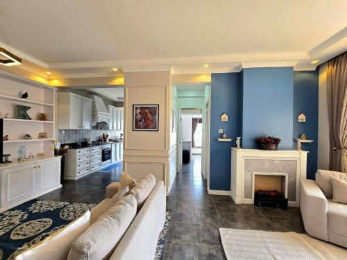 Et opholdsområde på Water's Edge Lakefront Apt at Pacific Victorian