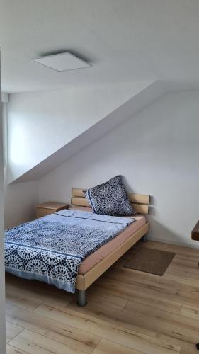 een slaapkamer met een bed in een kamer bij Apartment Hermeskeil 3 in Hermeskeil