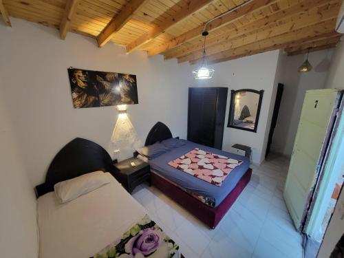 una camera da letto con un letto e un divano in una stanza di Badya Camp بادية كامب a Dahab