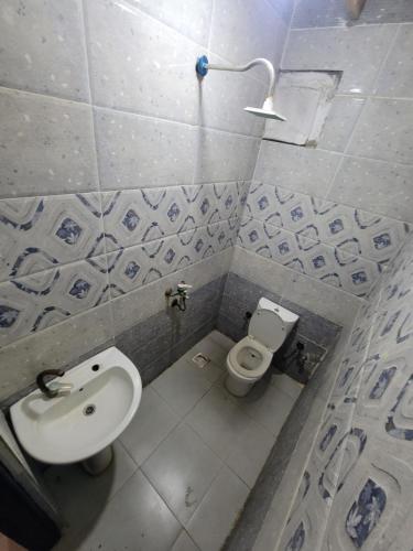 een kleine badkamer met een wastafel en een toilet bij Badya Camp بادية كامب in Dahab