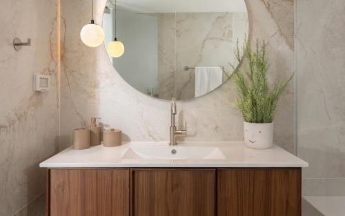 a bathroom with a sink and a mirror at סי סייד - אביה סונסטה in Eilat