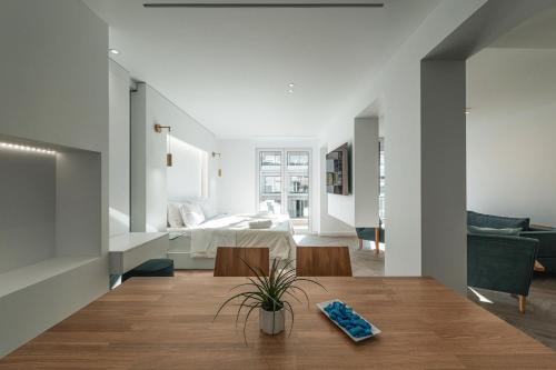 un soggiorno con un letto e un tavolo di White Rose Athens Residence ad Atene