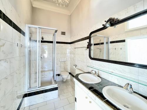 een badkamer met twee wastafels en een douche bij Schloss Grubhof 11 in Sankt Martin bei Lofer