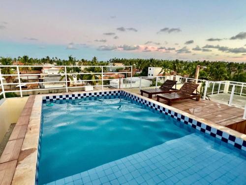 een zwembad op het dak van een gebouw bij Seu refúgio em Maragogi in Maragogi