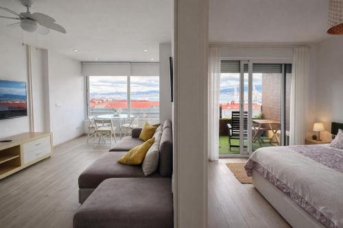 una camera da letto con due letti e una sala da pranzo con vista di Apart CityMar 24h Terraza y vistas Ria Vigo a Vigo
