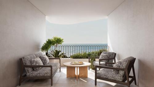 een patio met 2 stoelen en een tafel met een tafel bij The Cole Boutique Hotel & Spa in Kaapstad