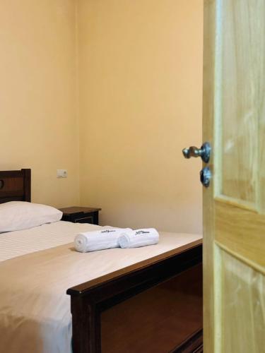 - 2 serviettes assises au-dessus de 2 lits dans une chambre dans l'établissement NOYemi, à Goris