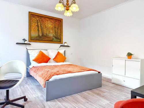 een slaapkamer met een bed en een schilderij aan de muur bij Zentrales 2-SZ-Apartment Nr 6 - Top-Lage am HBF in Krefeld