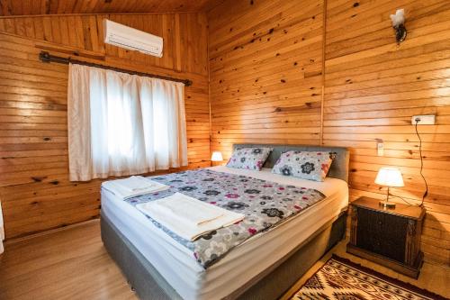 En eller flere senge i et værelse på House Holiday Dilek