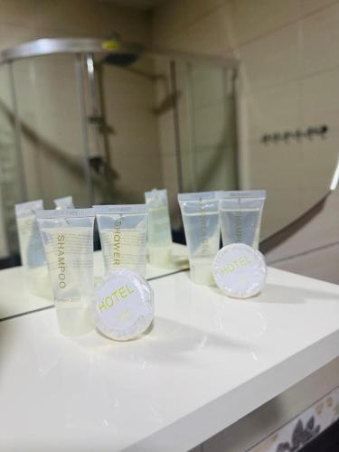 un groupe de tubes à essai posés sur un comptoir dans l'établissement NOYemi, à Goris