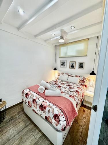 a bedroom with a bed in a room at Paradis Costa in La Pineda