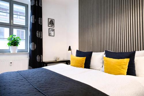 Postel nebo postele na pokoji v ubytování Hip & Minimalist meets Historical Old Town