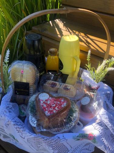 een tafel met een taart en andere items erop bij Pousada Kauai in Praia do Rosa