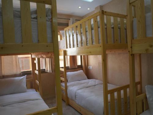 een paar stapelbedden in een kamer bij Shams House imsouane in Imsouane