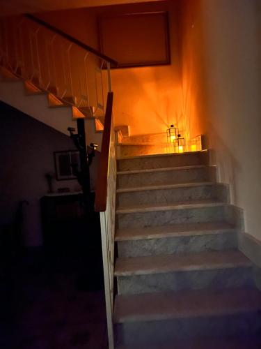 een trap in een donkere kamer met lampen bij Villa Sveva in Làconi