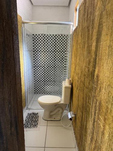 een badkamer met een douche en een toilet. bij Cabanas Carijó in Santarém