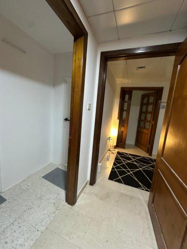 un couloir vide avec une porte et une chambre dans l'établissement Downtown Private room, à Abu Dhabi