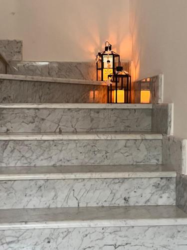een marmeren trap met een lamp bij Villa Sveva in Làconi
