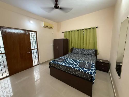 En eller flere senge i et værelse på Shawn's Guest House 5BHK Villa