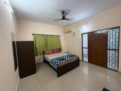 En eller flere senge i et værelse på Shawn's Guest House 5BHK Villa