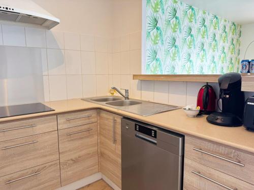 Køkken eller tekøkken på Spacious apartment, beach access, parking, wifi