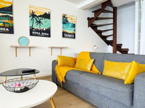 Et opholdsområde på Spacious apartment, beach access, parking, wifi