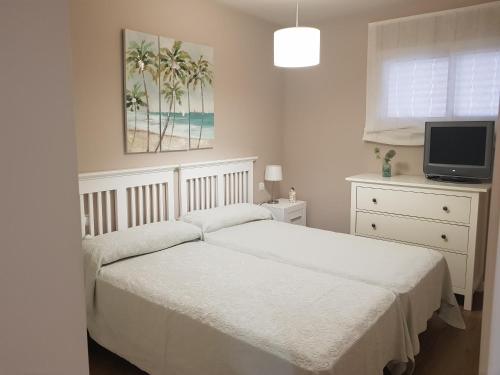 Giường trong phòng chung tại Apartamento Aguadulce Mar