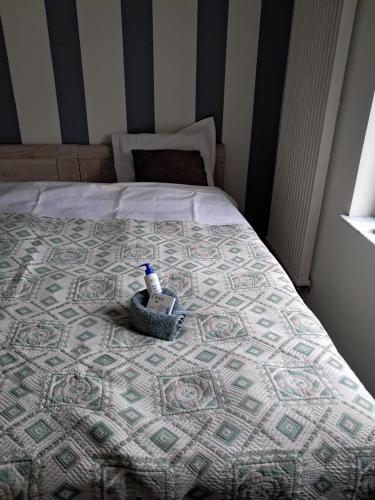 een bed met een fles wasmiddel erop bij Domus moerenpoort in Tongeren