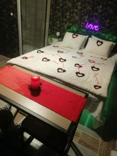 Giường trong phòng chung tại Cabalove