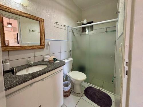 un bagno con wc, lavandino e doccia di Apto com 2 Suítes em condomínio beira-rio a Barreirinhas