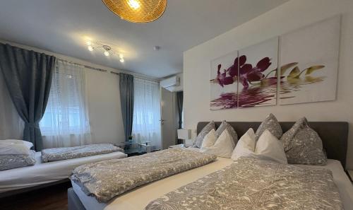 een hotelkamer met twee bedden en een raam bij Sankt Veit Apartment in Sankt Veit an der Glan