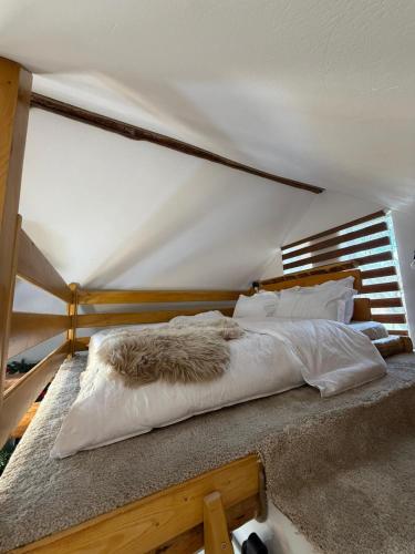 Giường trong phòng chung tại EscapeTinyCabin by IezerVenture