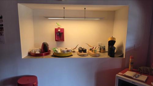 eine Küchentheke mit Schalen und Küchenutensilien auf einem Regal in der Unterkunft Nid aigle 3 Suites in Rio de Janeiro