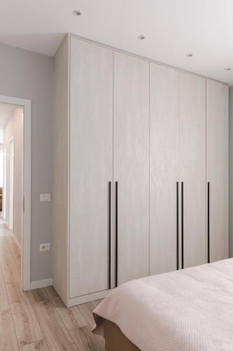 een slaapkamer met witte kasten en een bed bij D&E Cozy Stay in Sauk