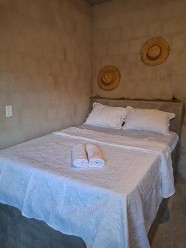 een paar slippers liggen op een bed bij Yahweh Guriú in Camocim