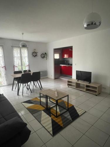 TV a/nebo společenská místnost v ubytování À deux pas de la mer