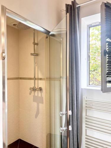 una doccia con porta in vetro in un bagno di villa Luberon a Saint-Saturnin-lès-Apt