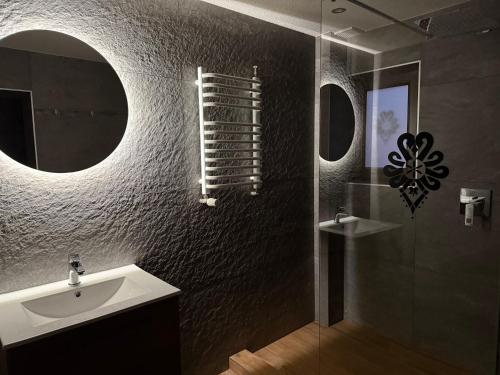 Et badeværelse på Apartament Chowańcówka z widokiem na góry typu studio obok stoków narciarskich i blisko basenów termalnych