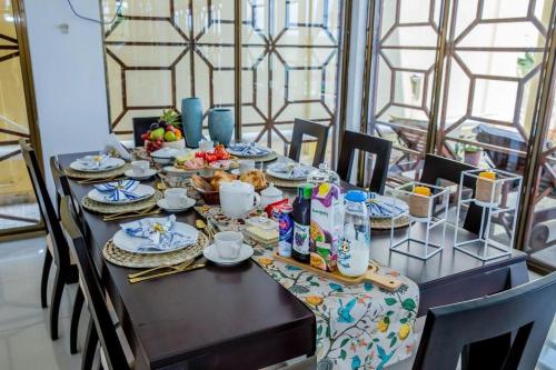 une table avec des assiettes de nourriture dessus dans l'établissement Alojamento Local - Amor e Mar, à Luanda