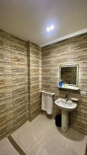 a bathroom with a sink and a window at Makan Pyramids Hotel in Cairo