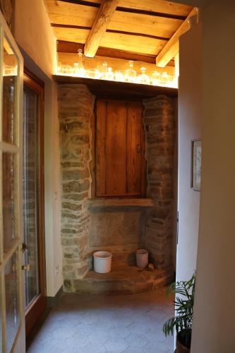 Cette chambre est dotée d'un mur en pierre et de toilettes. dans l'établissement Cascina Zan, à Paroldo