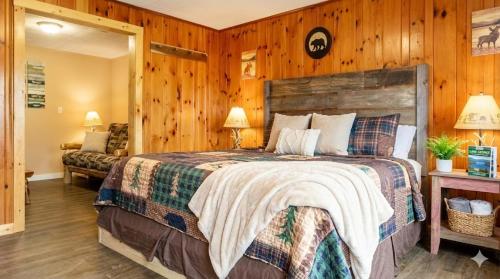 Postel nebo postele na pokoji v ubytování The Sundowner on Lake George