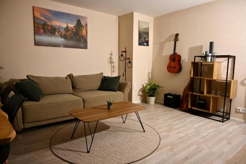 een woonkamer met een bank en een salontafel bij Black Forest Retreat in Niederdorla