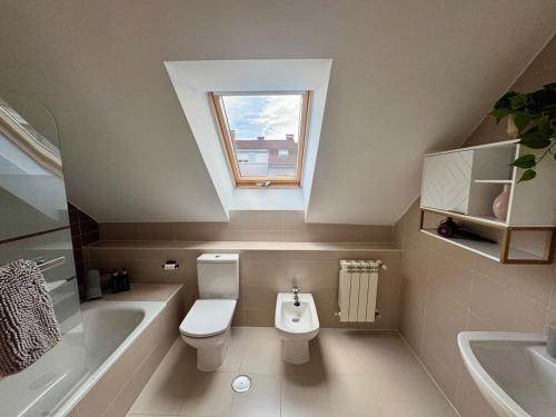 Et badeværelse på El Mirador de los Vega con parking gratuito