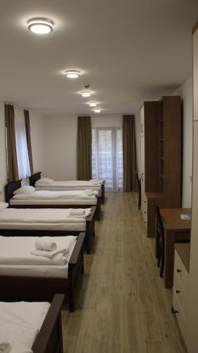 een rij bedden in een ziekenhuiskamer bij Tumanski Konak, Natalije Dugošević 17 in Golubac