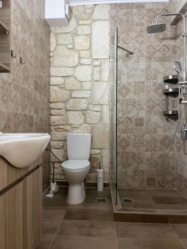 Phòng tắm tại Sun & Stone House