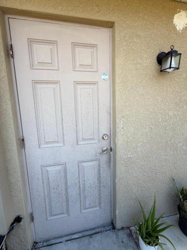 een witte deur van een huis met een plant bij Florida Room in Lehigh Acres