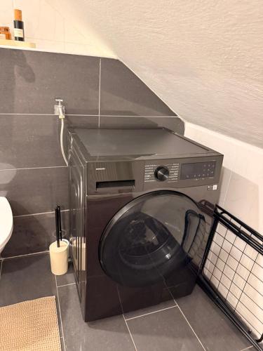 a washing machine in the corner of a bathroom at Waldruhe Bad Steben in Bad Steben